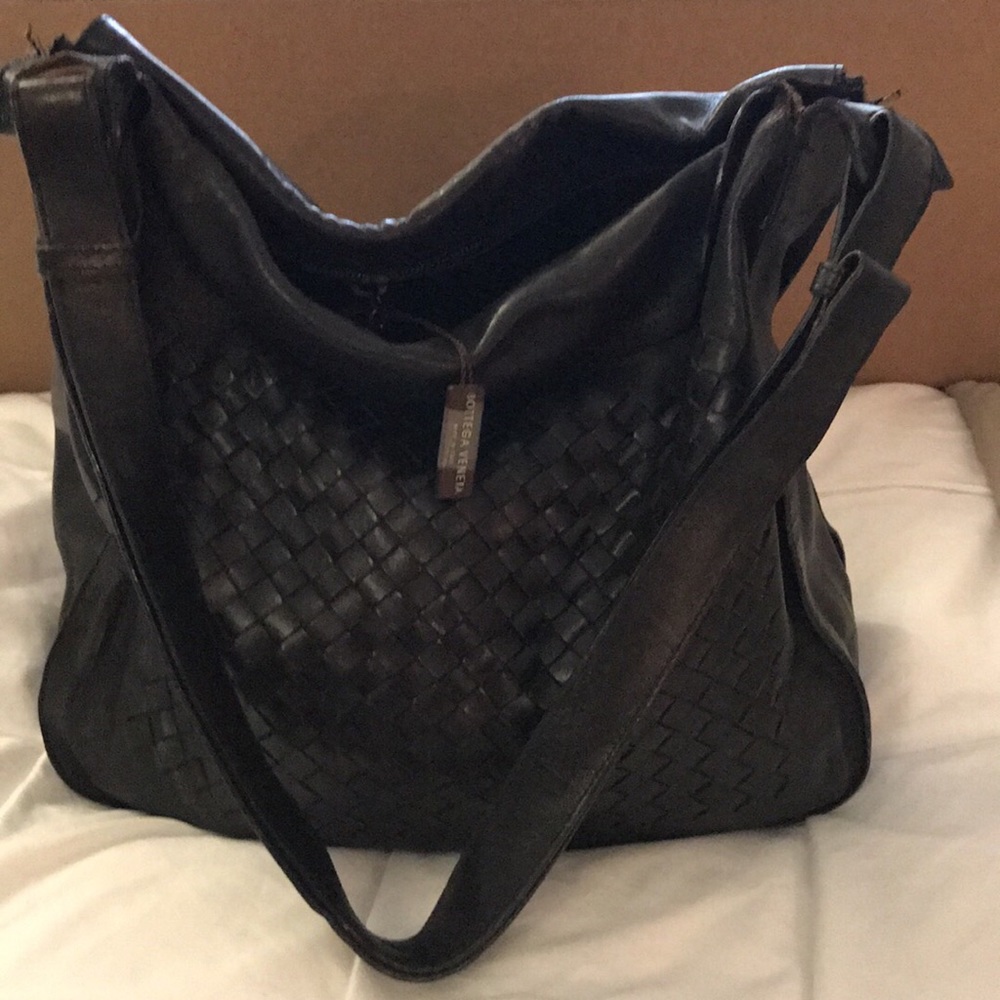 Shoulder bag.