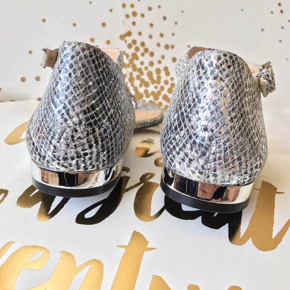 ❣SALE❣Vince Camuto  snake print sandal - Picture 4 of 5