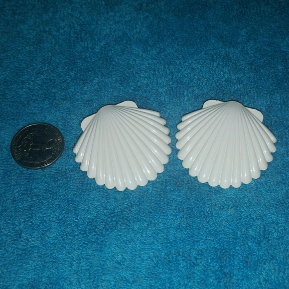 Metal shell stud earrings - Picture 1 of 1
