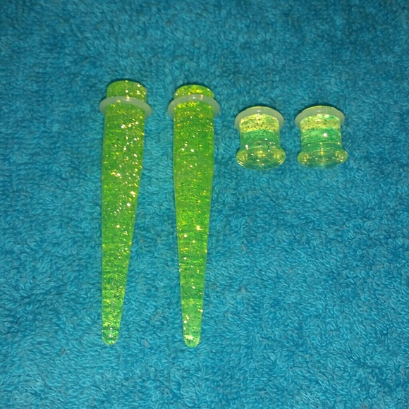Size 00 acrylic tapers and plugs - Picture 1 of 1