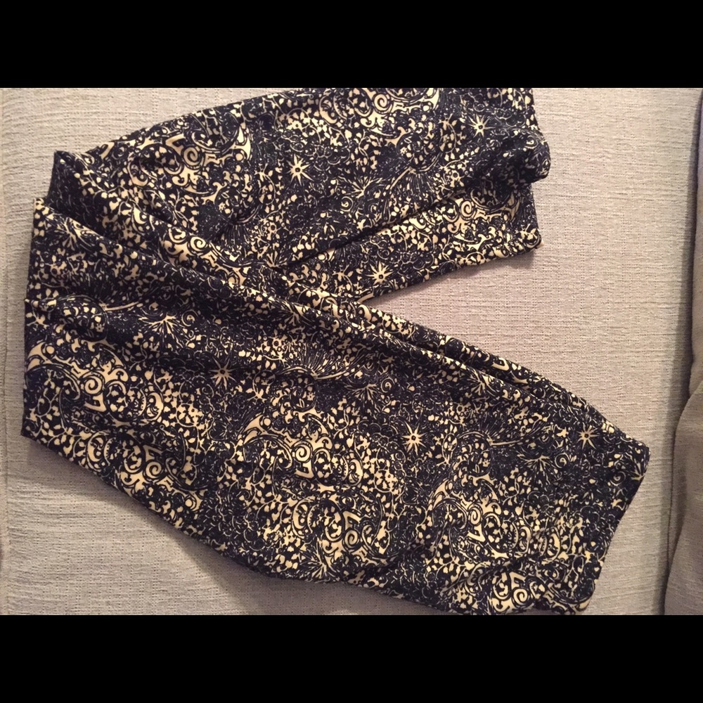 Lularoe OS black and off white legging