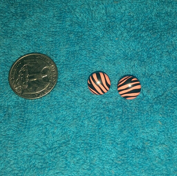 Stud earrings,  pink zebra print - Picture 1 of 1