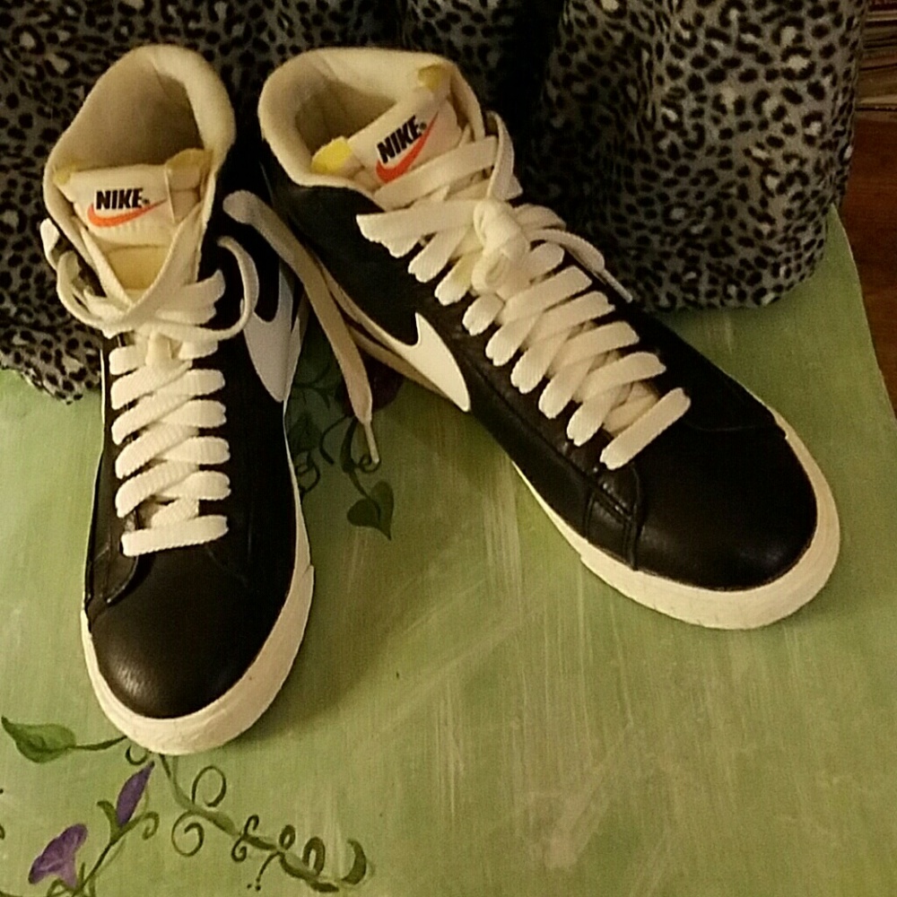 BIG BIG DROP.          Nike retro sneaker
