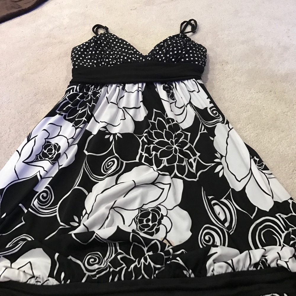 Black and white spaghetti strap short V-neck dress