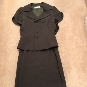 Women suit size 4  New with tag on