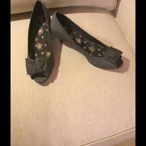 Gray cloth peep toes size 10