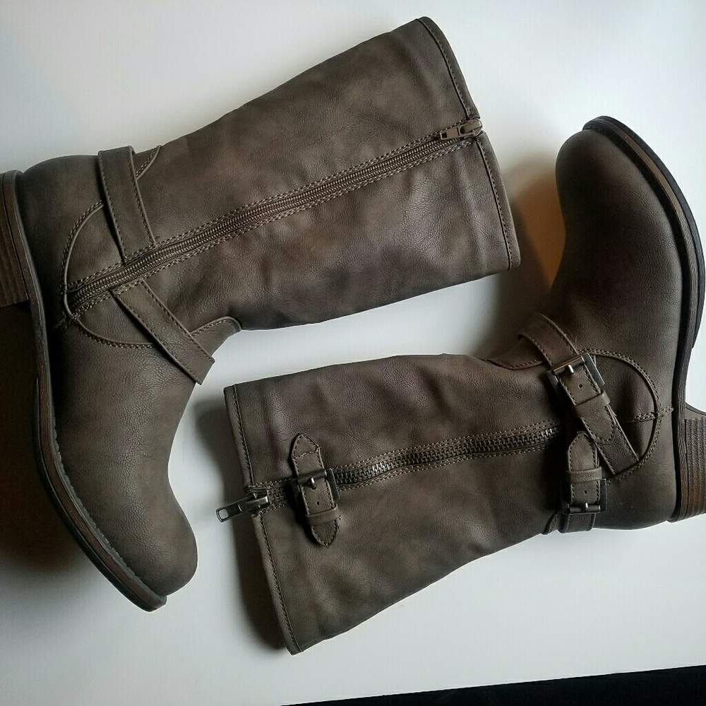 NWOT Relativity boots. SZ 9