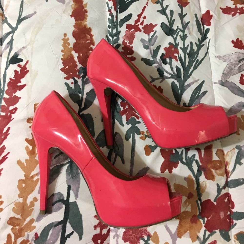Open-toed pink Guess pumps