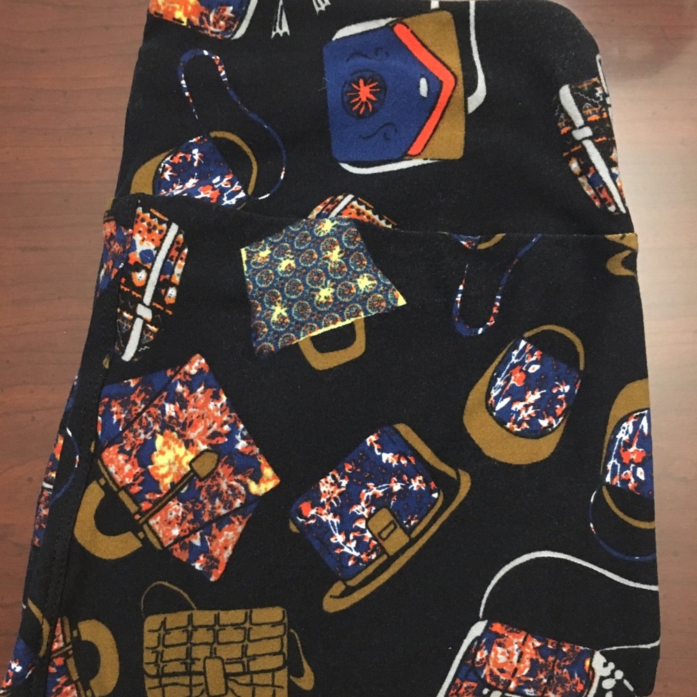 🛍LulaRoe OS leggings- black w/ purses👜