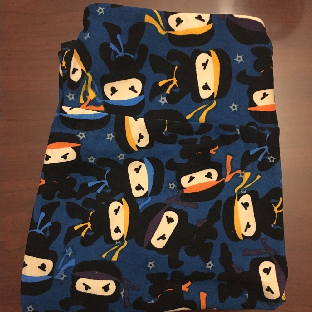 🛍LulaRoe BRAND NEW OS leggings- NINJAS!!! 🛍