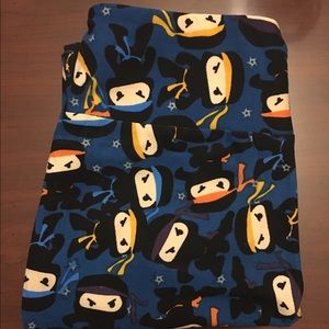 🛍LulaRoe BRAND NEW OS leggings- NINJAS!!! 🛍