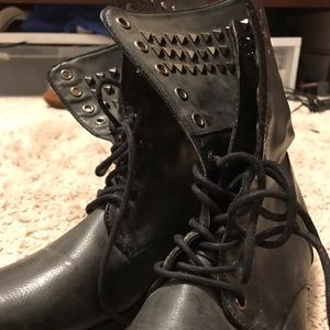 Bucco combat boots