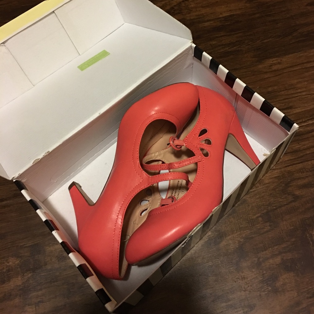 Mid heel shoes