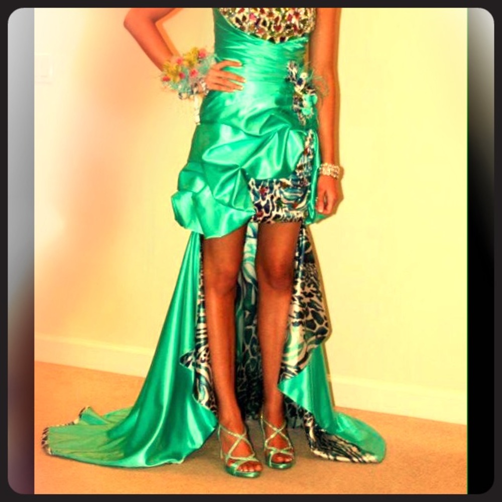 Gorgeous aqua prom dress!