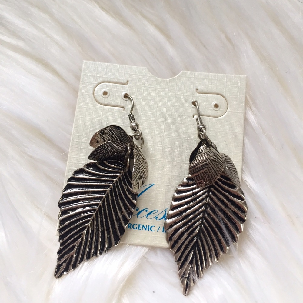 Stunning leaf earrings 🍃