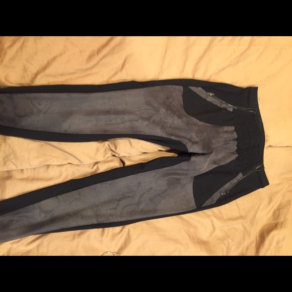 BEBE Faux snake skin Pant - Picture 1 of 3
