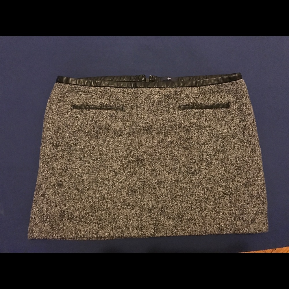 Tweed skirt with leather trim