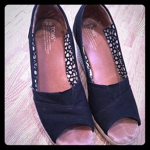 Tom's wedge, black, size 8