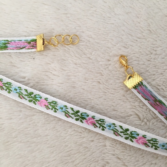 Embroidered rose choker in gold - Picture 2 of 3