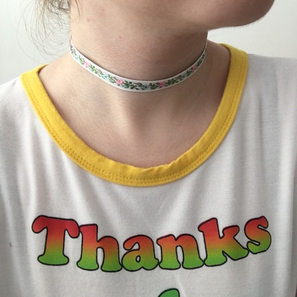 Embroidered rose choker in gold - Picture 3 of 3