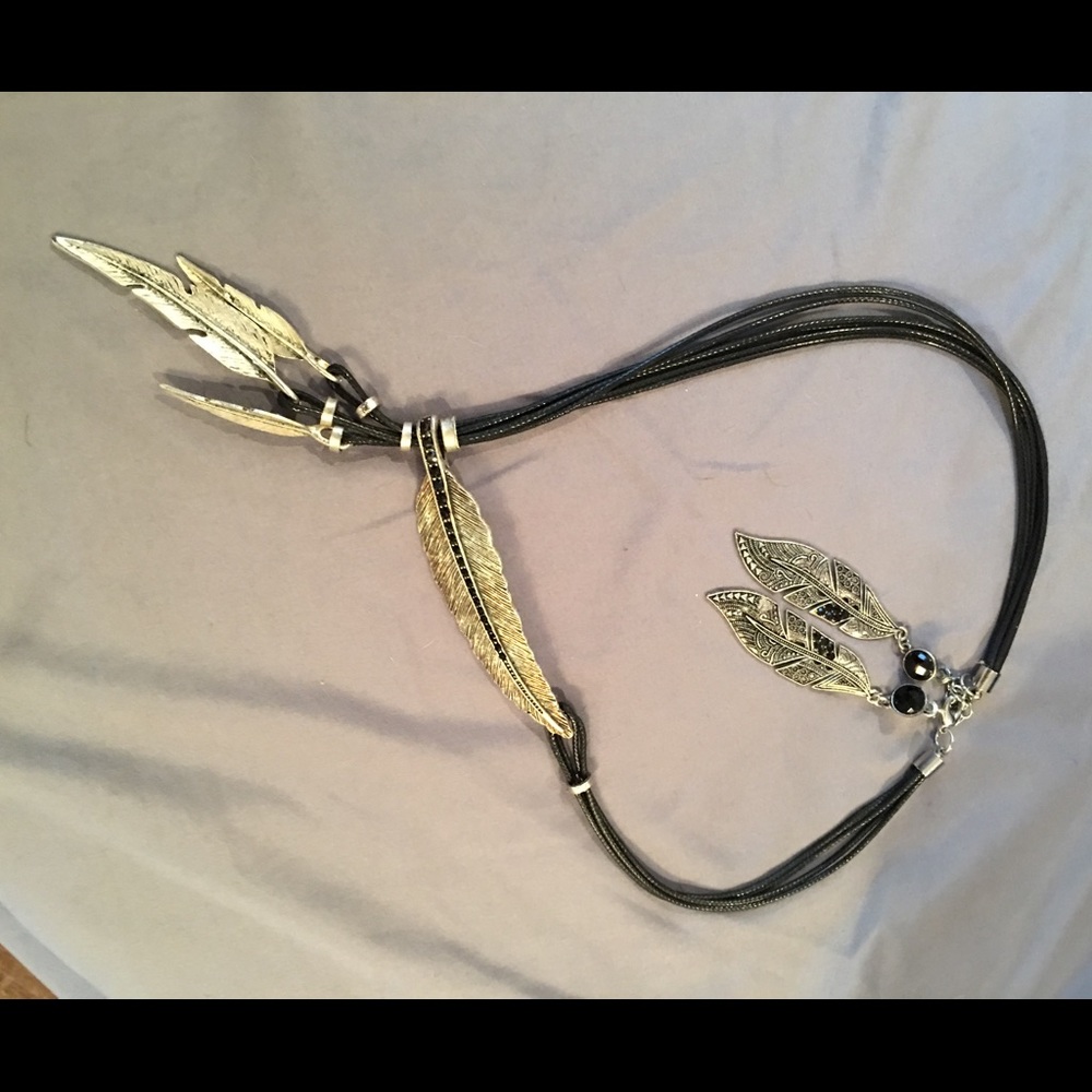 ⚡️FLASH SALE⚡️NWOT Never Worn Feather Leather Set