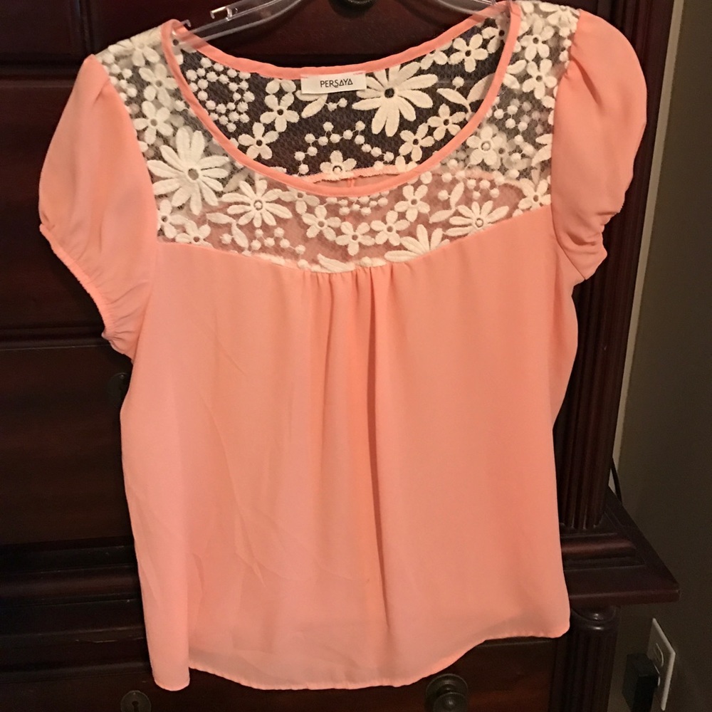 Short sleeve blouse with floral accent