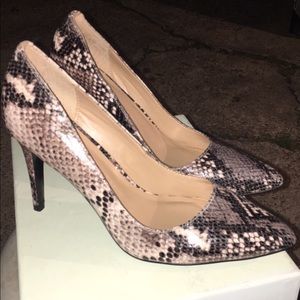 Banana Republic Snakeskin Pumps sz 6 1/2