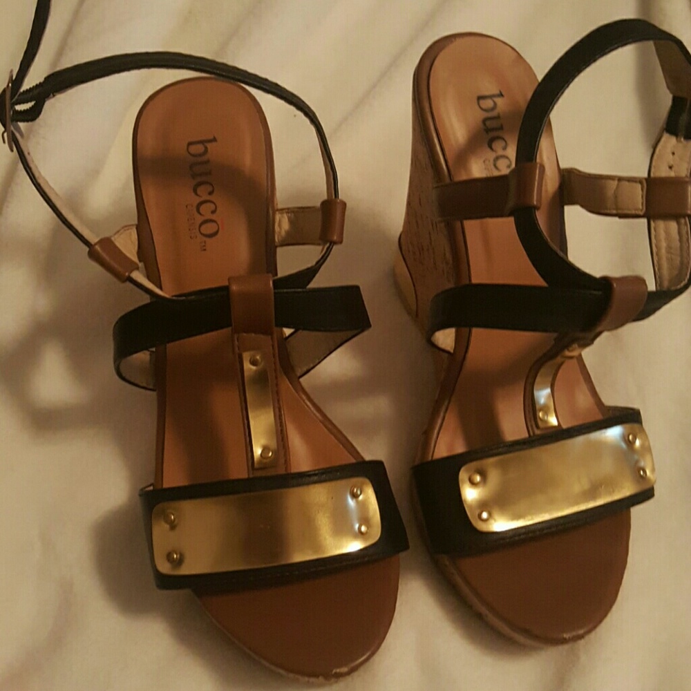 Black wedges