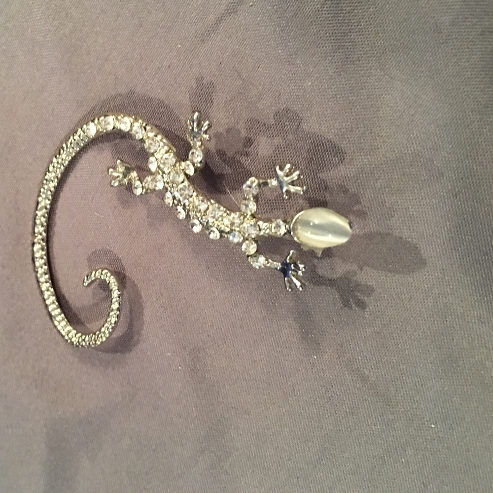 ⚡️FLASH SALE⚡️Silver and Rhinestone Gecko Ear Cuff - Picture 2 of 3
