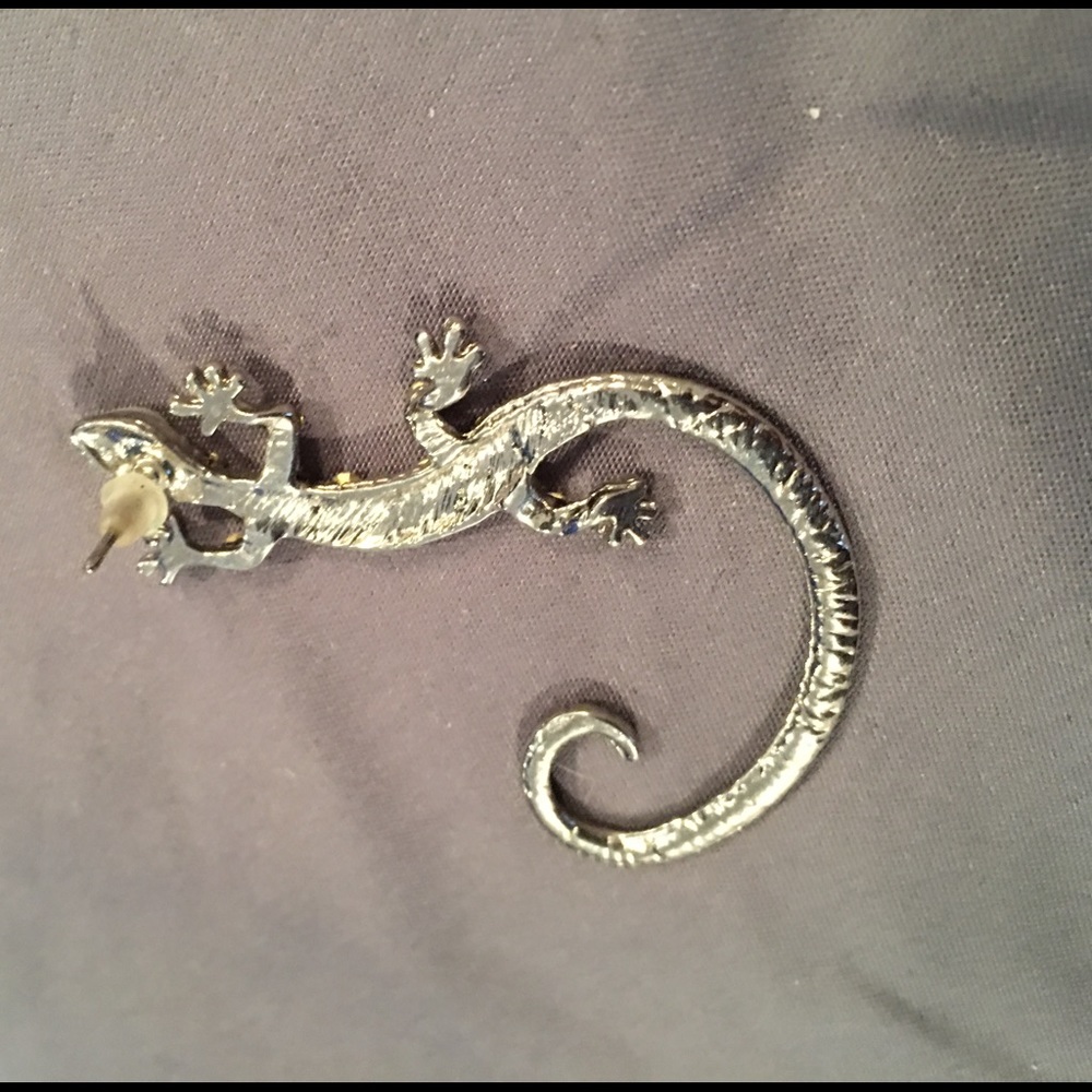 ⚡️FLASH SALE⚡️Silver and Rhinestone Gecko Ear Cuff - Picture 3 of 3
