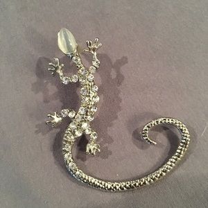 ⚡️FLASH SALE⚡️Silver and Rhinestone Gecko Ear Cuff