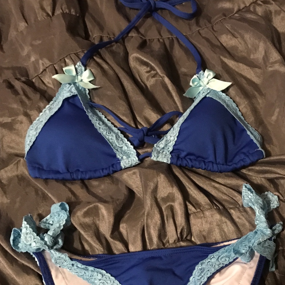 Blue bikini lace trim pucker butt (bows)