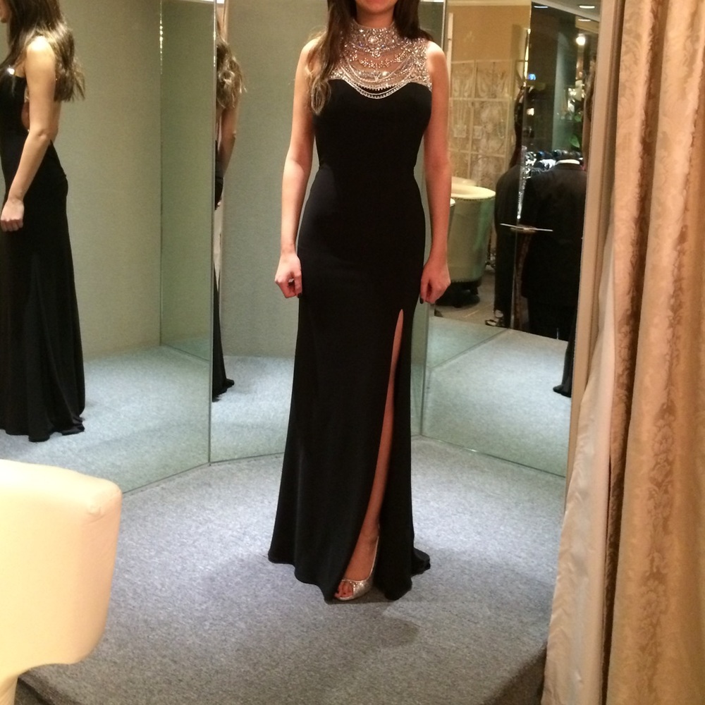 Gorgeous and unique Black backless evening dress. - Picture 2 of 4