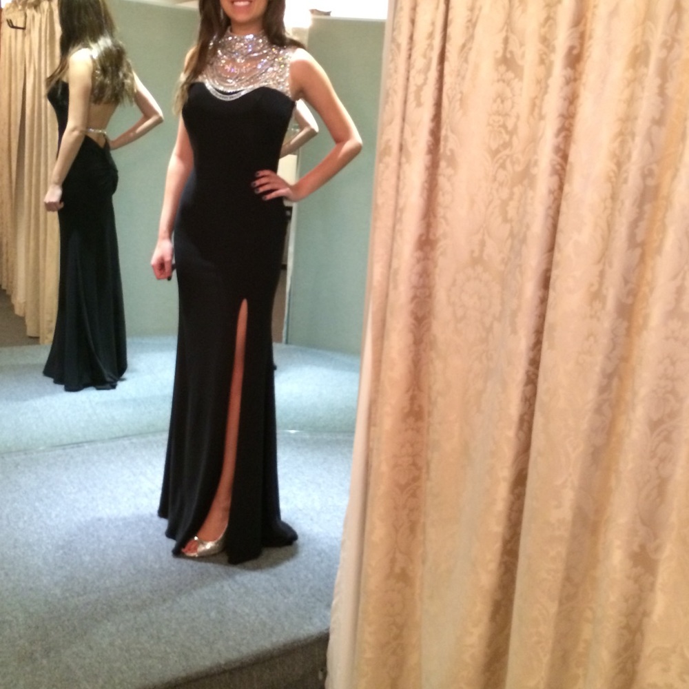 Gorgeous and unique Black backless evening dress. - Picture 3 of 4