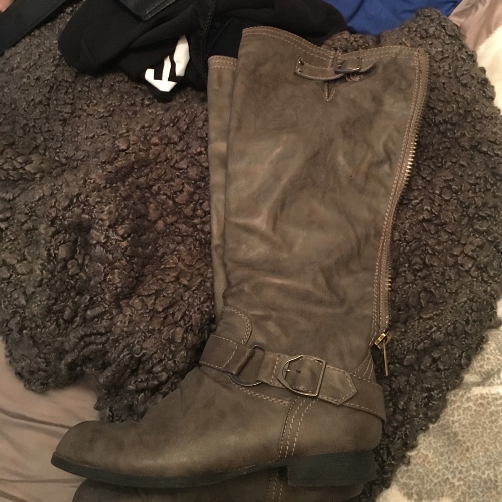 Grey boots