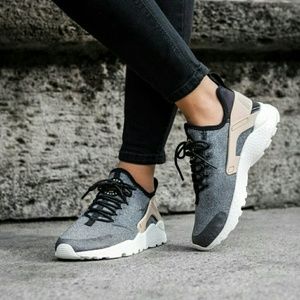 Nike Air Huarache Run Ultra SE in Vachetta Tan