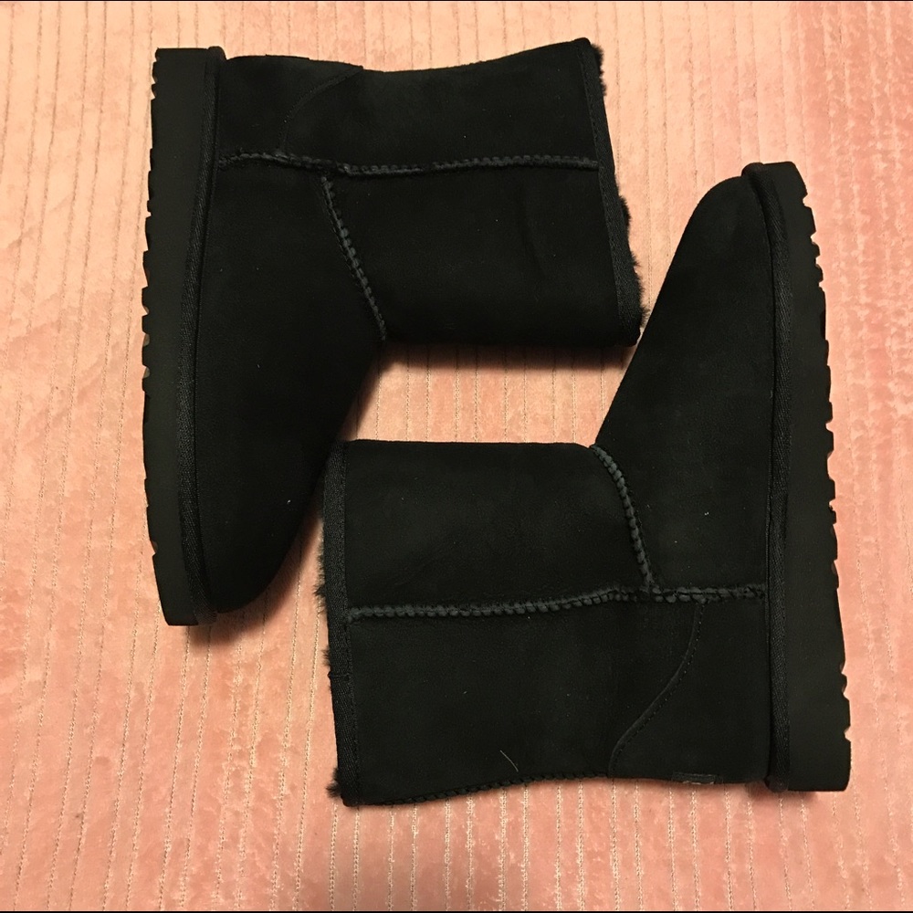 New Black Short UGG