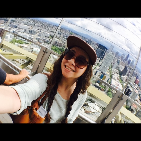 Meet your Posher! - Picture 2 of 4