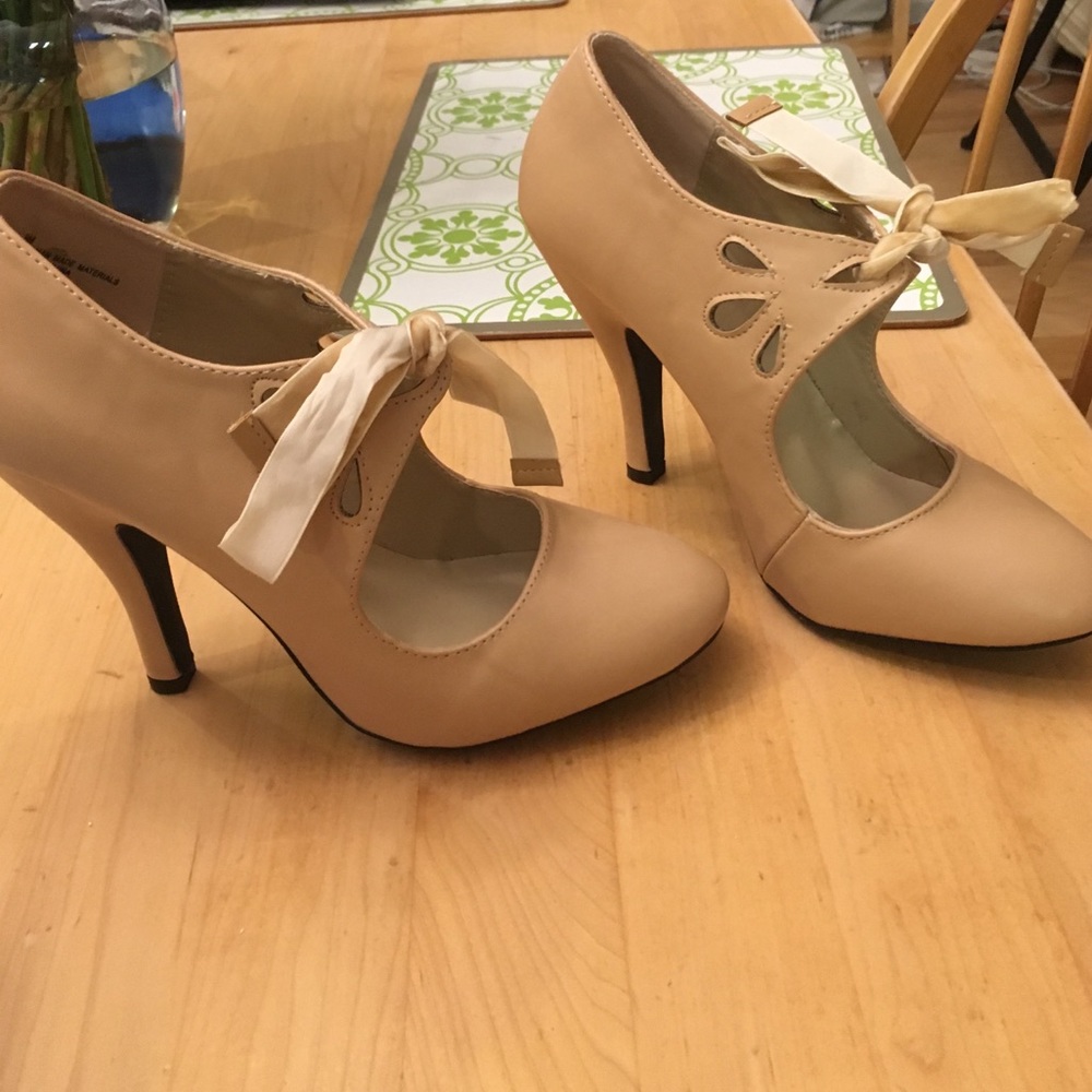 Dolce by mojo moxy stunning heels. NEW! 9M
