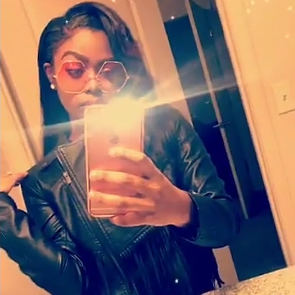 Meet your Posher, Teecee