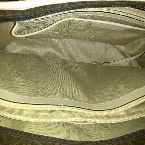 Micheal kors tote purse - Picture 4 of 5