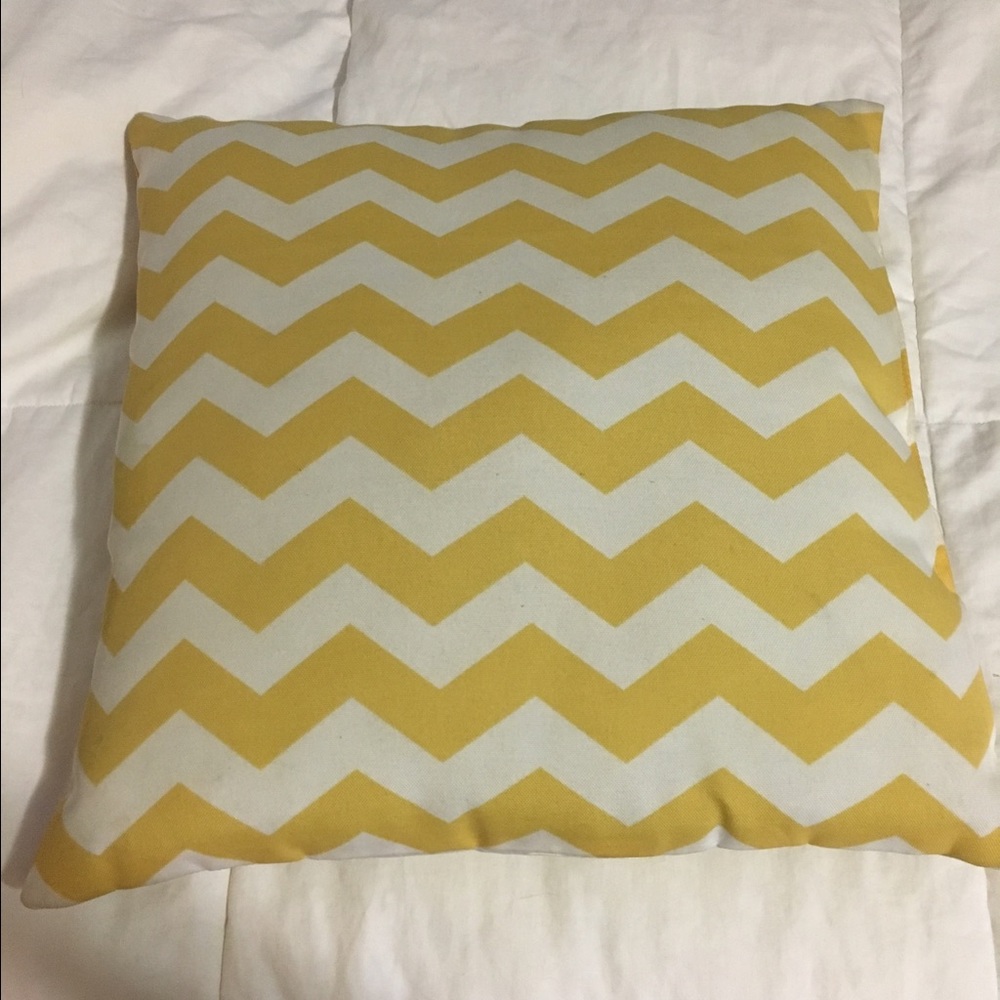 2 throw pillows