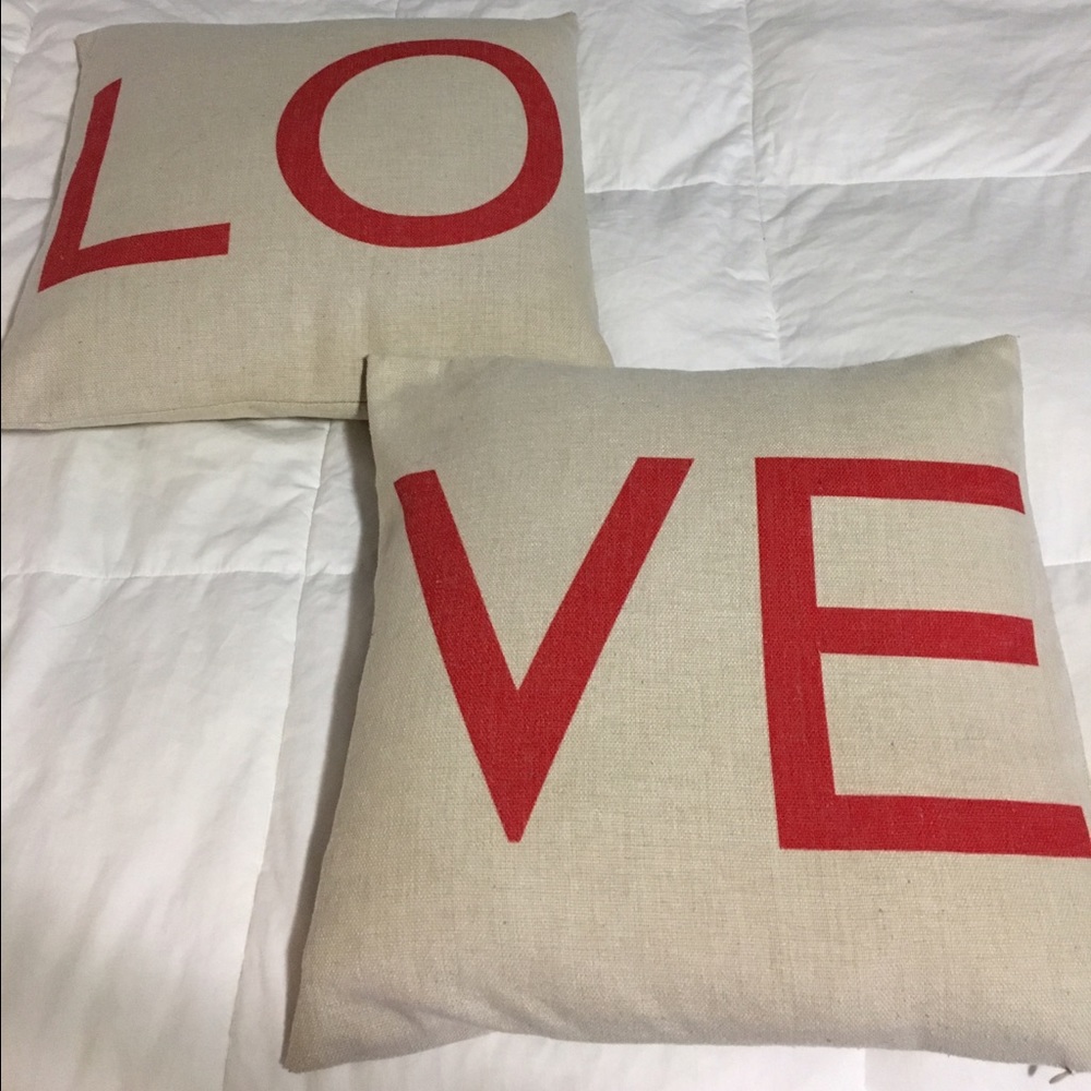 2 throw pillows