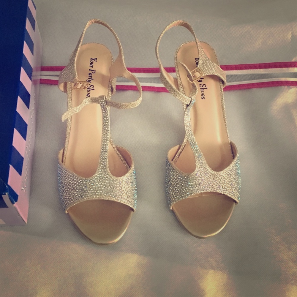 Never worn champagne prom shoes .. Size 9 1/2..