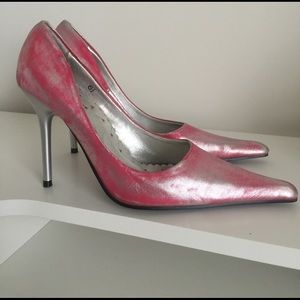 Pink/silver polished pointed toe pumps.