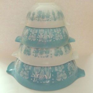Vintage Pyrex Amish Butterprint Casserole dishes.