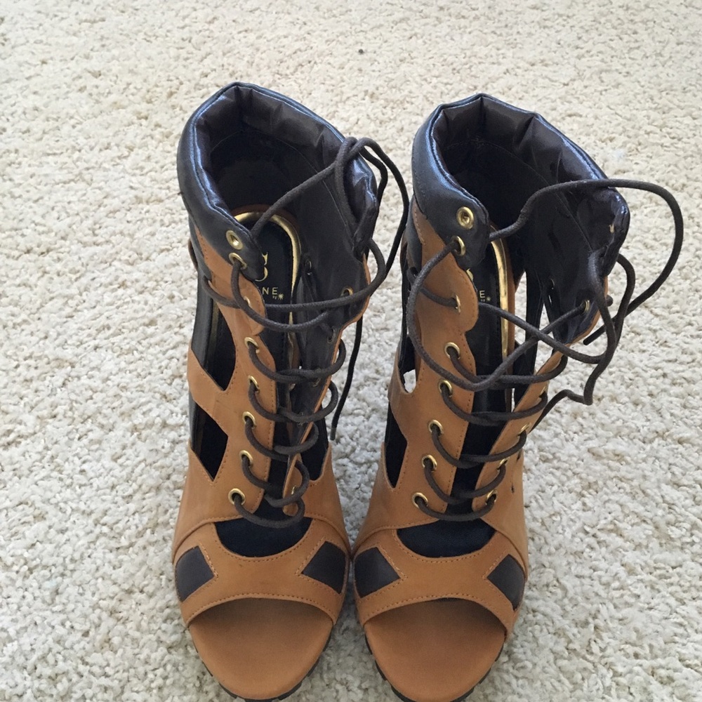 Lace-up construction boot heels. Size 8 (US).