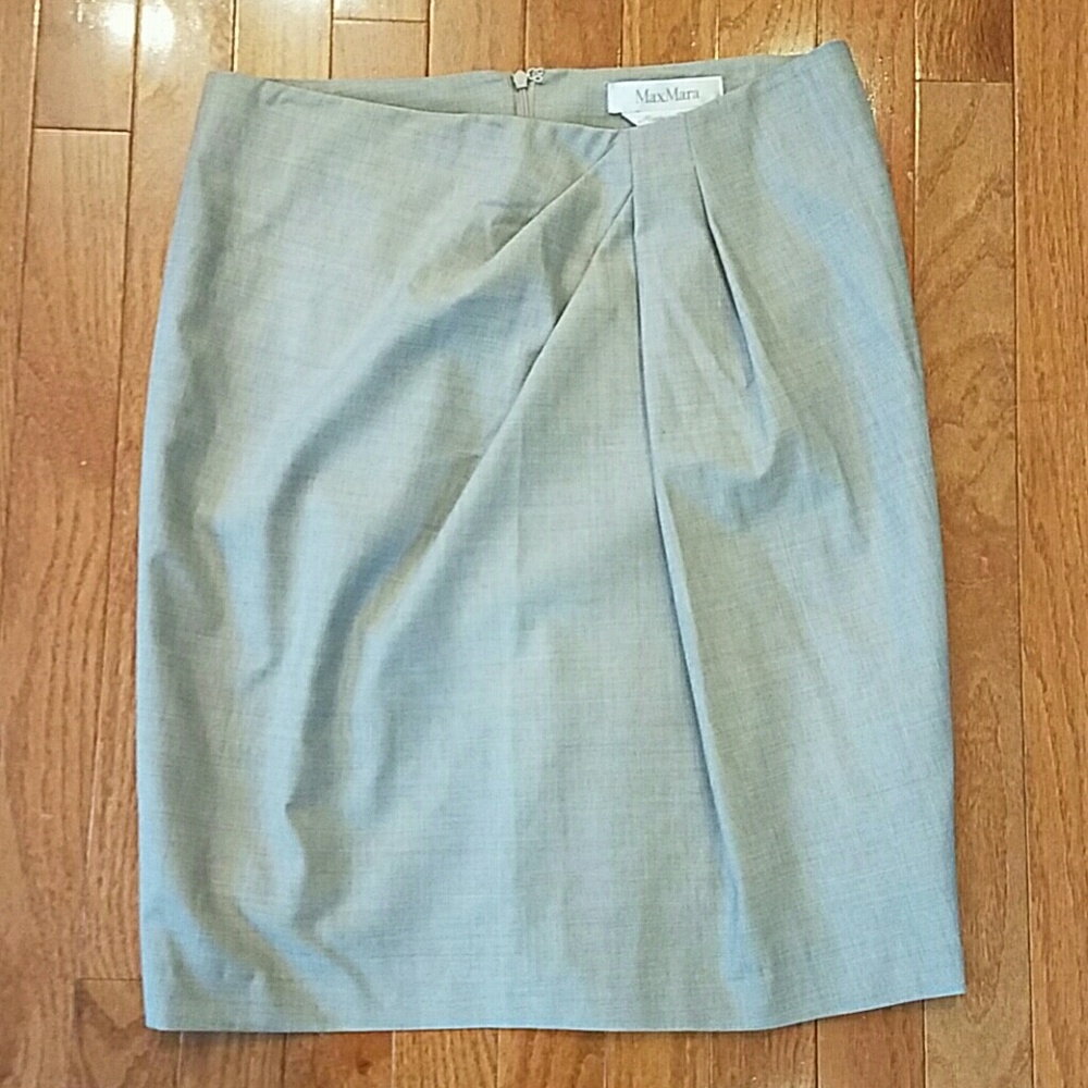 Max Mara skirt with front pleats tan color size 8