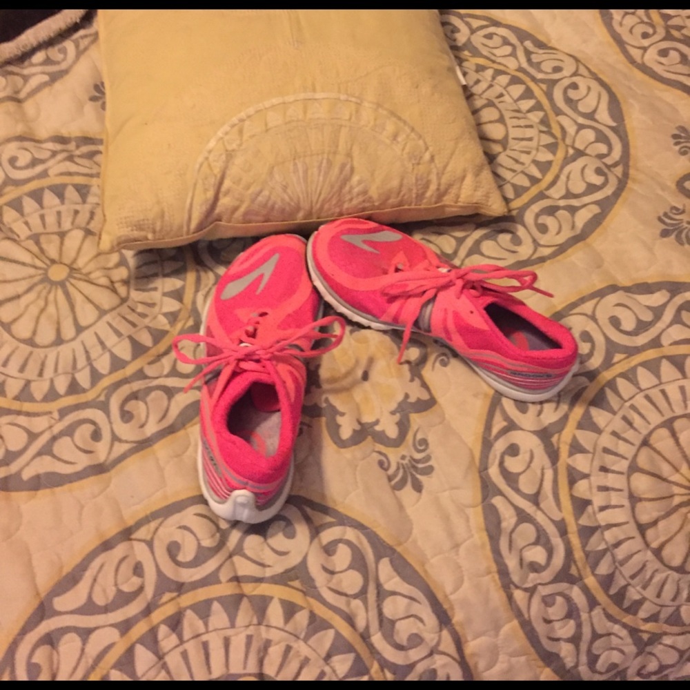 Hot pink brooks tennis shoes
