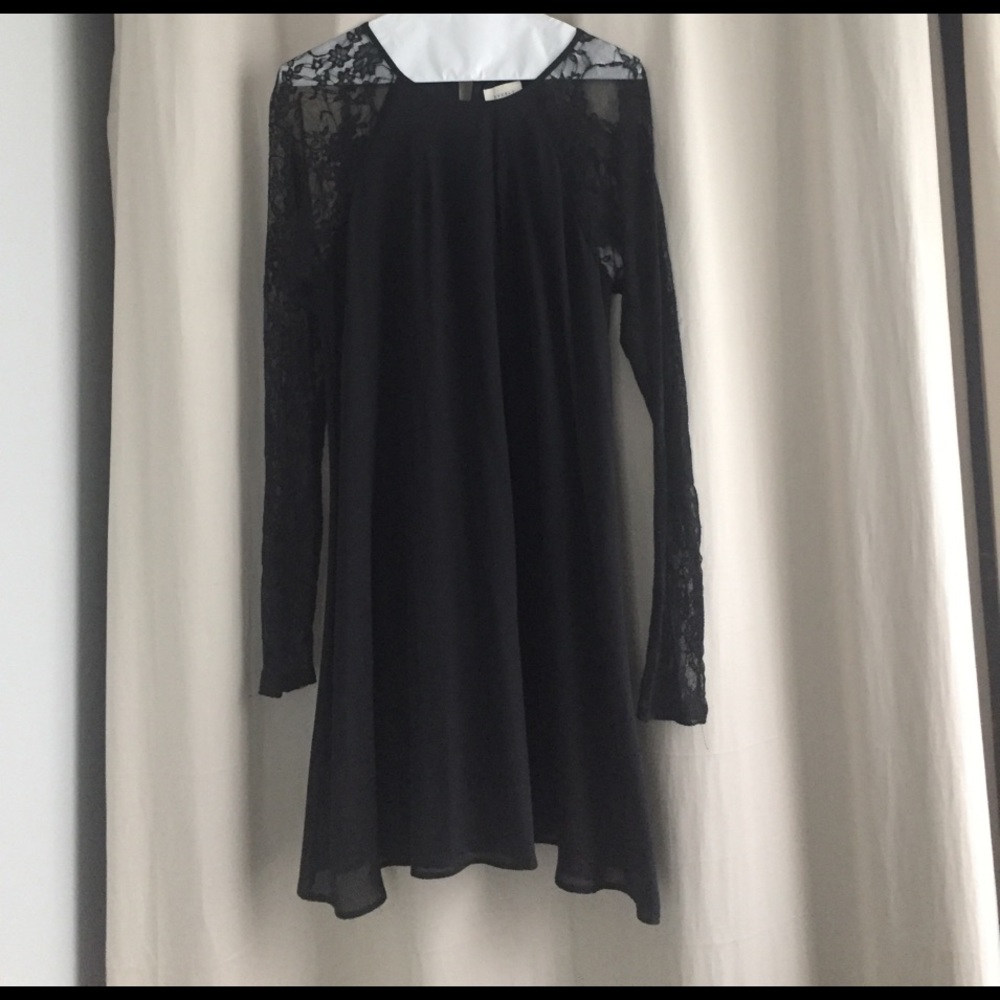 Long sleeve shift dress with lace sleeves